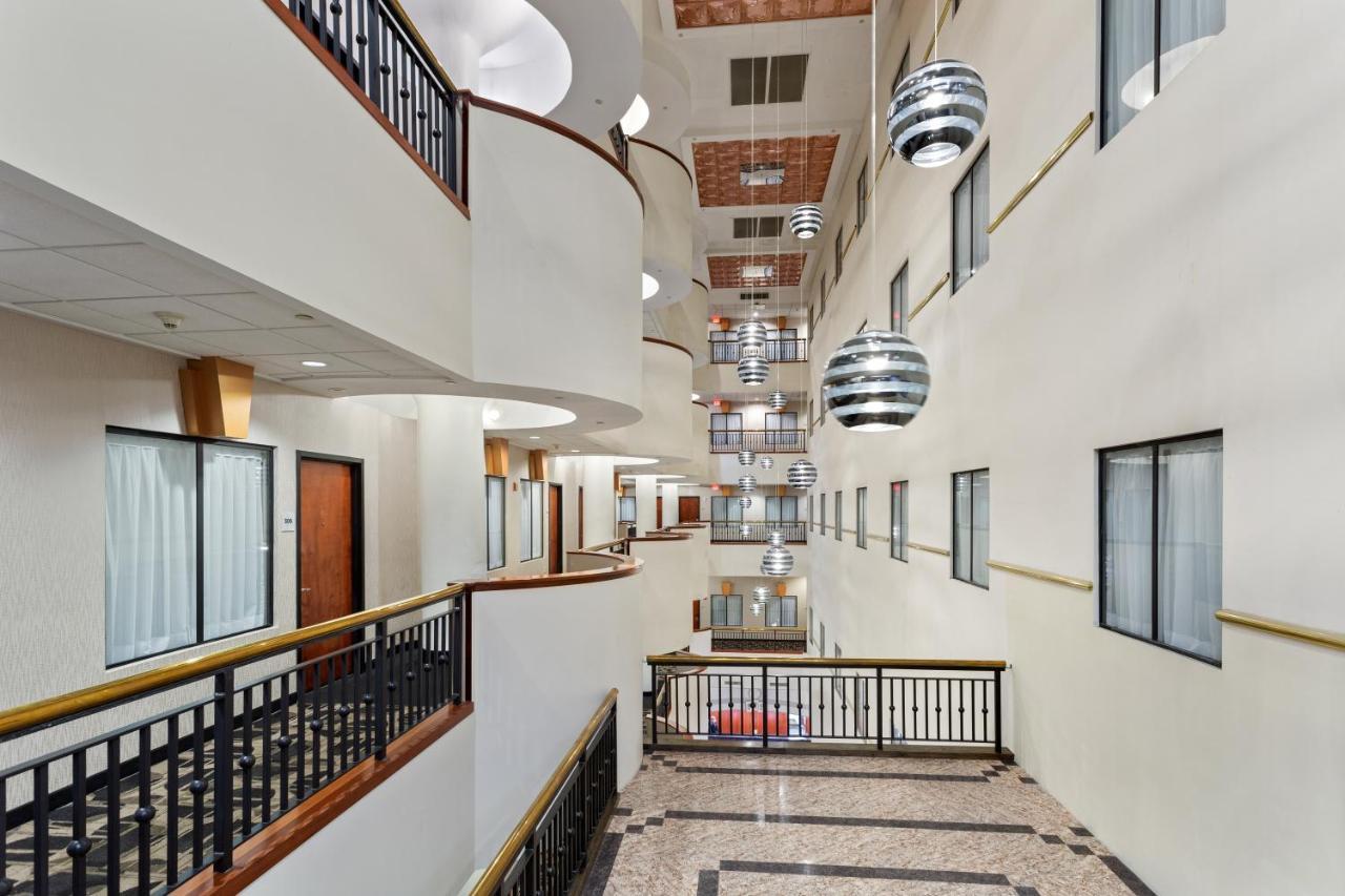 Wyndham Garden Baronne Plaza Hotel Nova Orleães Exterior foto